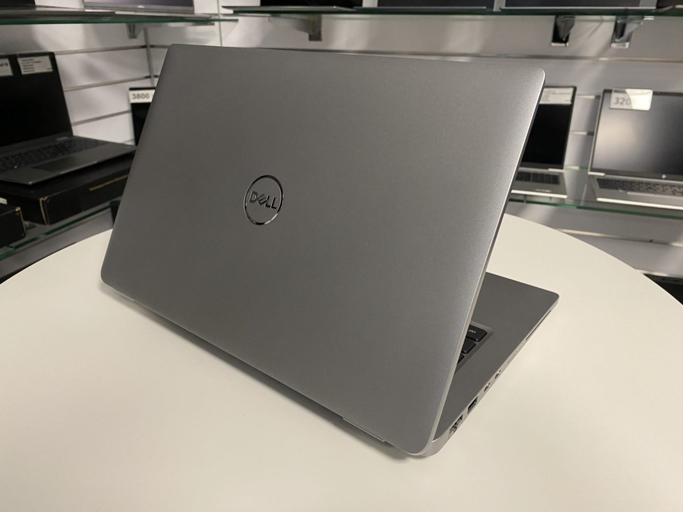 Laptop Dell Latitude 5440 BOX NEW - poczuj różnicę! Twój biznesowy kompan w podróży! Szukasz solidnego i wydajnego laptopa, który sprawdzi się zarówno w biurze, jak i w podróży? Mamy dla Ciebie idealną propozycję - Dell Latitude 5440 BOX NEW!