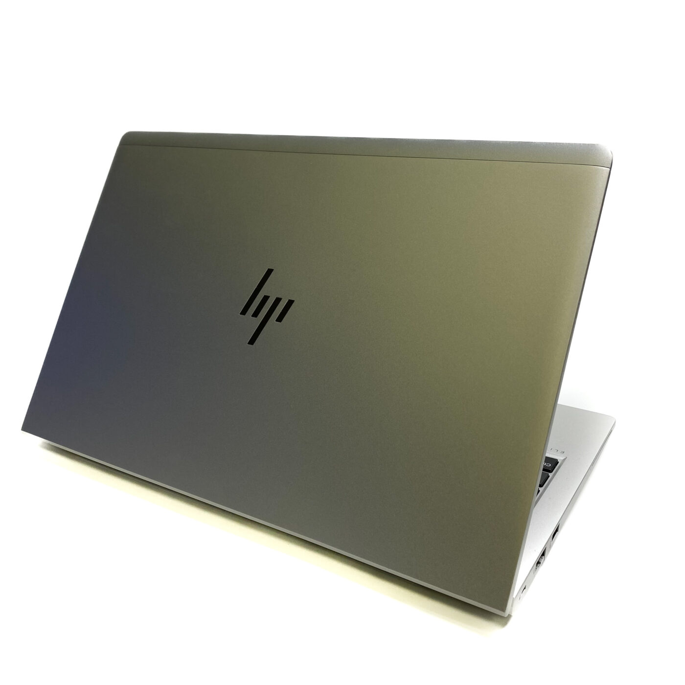 HP EliteBook 640 G9 - wydajny i wszechstronny laptop biznesowy Szukasz wydajnego i wszechstronnego laptopa biznesowego? HP EliteBook 640 G9 to doskonały wybór. Ten notebook łączy w sobie wysoką wydajność, nowoczesne funkcje i atrakcyjną cenę.